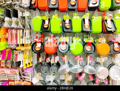 Viele Arten von Küchengeschirr im Kaufhaus Hua hin, Thailand April 30,2018 Stockfoto