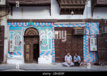 Jeddah / Saudi Arabien - 16. Januar 2020: Porträt muslimischer Männer vor der historischen Gebäudefassade in Al-Balad Stockfoto