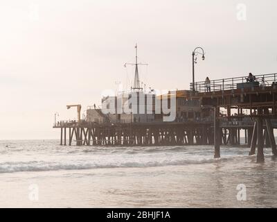 Santa Monica, USA - 25. November 2019: Blick auf den berühmten Santa Monica Pier mit Bewohnern und Touristen genießen den Themenpark. Stockfoto