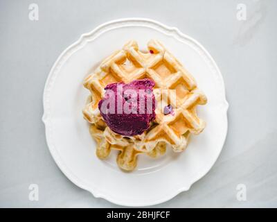 Eis und duftende Waffeln. Nahaufnahme Stockfoto