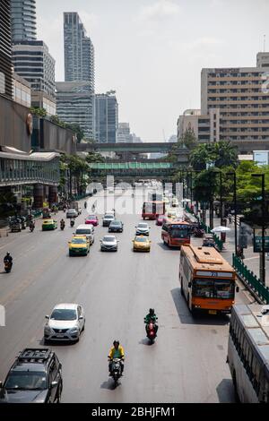 Bangkok, Thailand - Februar 2020: Blick auf die geschäftige Ratchadamri Straße vom R-Walk (Ratchaprasong Walk) in der Nähe des Central World Shopping Centers in der Tageszeit Stockfoto