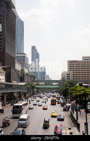 Bangkok, Thailand - Februar 2020: Blick auf die geschäftige Ratchadamri Straße vom R-Walk (Ratchaprasong Walk) in der Nähe des Central World Shopping Centers in der Tageszeit Stockfoto