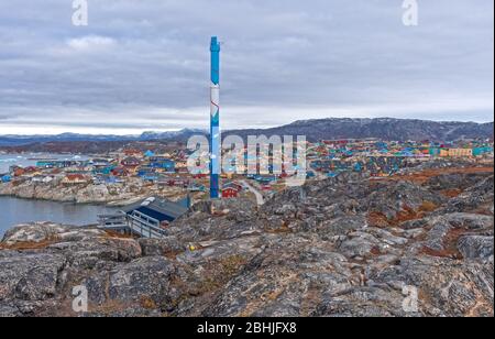 Blick auf eine arktische Stadt Ilulissat, Grönland von den Hügeln oben Stockfoto
