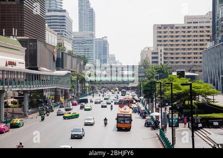 Bangkok, Thailand - Februar 2020: Blick auf die geschäftige Ratchadamri Straße vom R-Walk (Ratchaprasong Walk) in der Nähe des Central World Shopping Centers in der Tageszeit Stockfoto