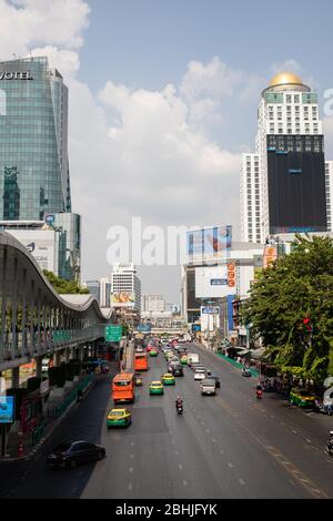 Bangkok, Thailand - Februar 2020: Blick auf die geschäftige Ratchadamri Straße vom R-Walk (Ratchaprasong Walk) in der Nähe des Central World Shopping Centers in der Tageszeit Stockfoto