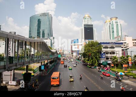 Bangkok, Thailand - Februar 2020: Blick auf die geschäftige Ratchadamri Straße vom R-Walk (Ratchaprasong Walk) in der Nähe des Central World Shopping Centers in der Tageszeit Stockfoto