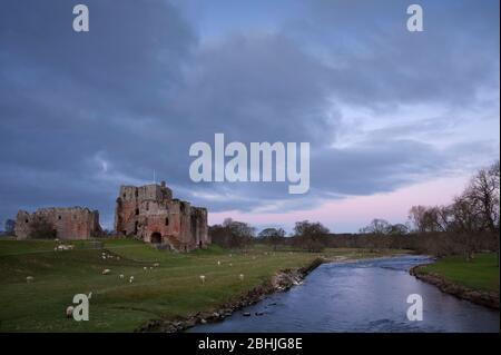 Brougham Castle am Ufer des Flusses Eamont, in der Nähe von Penrith bei Sonnenaufgang Stockfoto