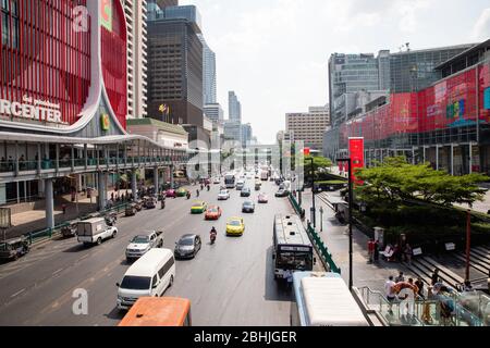 Bangkok, Thailand - Februar 2020: Blick auf die geschäftige Ratchadamri Straße vom R-Walk (Ratchaprasong Walk) in der Nähe des Central World Shopping Centers in der Tageszeit Stockfoto