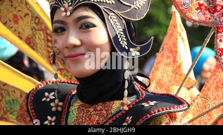 Pekalongan / Indonesien - 6. Oktober 2019: Wunderschöne Frauen tragen einzigartige Kostüme und tragen so ihre Teilnahme am Pekalongan Batik Karneval Stockfoto