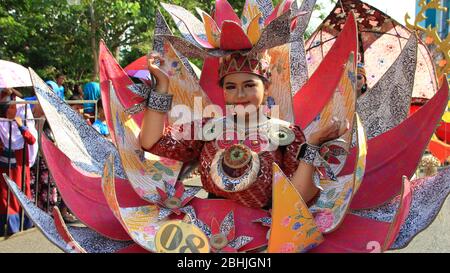 Pekalongan / Indonesien - 6. Oktober 2019: Wunderschöne Frauen tragen einzigartige Kostüme und tragen so ihre Teilnahme am Pekalongan Batik Karneval Stockfoto