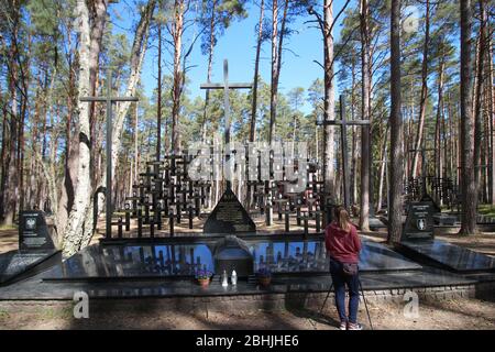 Piasnica, 26. April 2020 die Massaker in Piasnica Gedenkstätte in Piasnica, Nordpolen, am 26. April 2020 die Massaker in Piasnica waren Massenhinrichtungen, die von Deutschen während des Zweiten Weltkriegs zwischen Herbst 1939 und Frühjahr 1940 durchgeführt wurden. Die genaue Zahl der ermordeten Menschen liegt zwischen 12,000 und 14,000 Opfern. Die meisten von ihnen waren polnische Intellektuelle aus Pommern, aber auch Polen, Juden, Tschechen und deutsche Häftlinge aus psychiatrischen Anstalten wurden ermordet. © Vadim Pacajev / Alamy Live News Stockfoto