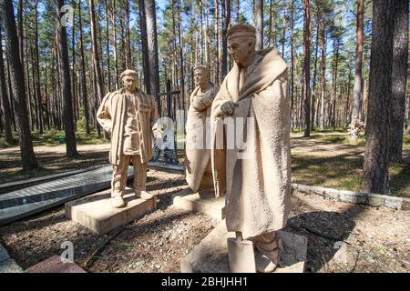 Piasnica, 26. April 2020 in Piasnica, Nordpolen, werden Statuen von Gefangenen an der Gedenkstätte für Massaker in Piasnica gesehen.am 26. April 2020 wurden die Massaker in Piasnica von Deutschen während des Zweiten Weltkriegs zwischen Herbst 1939 und Frühjahr 1940 durchgeführt. Die genaue Zahl der ermordeten Menschen liegt zwischen 12,000 und 14,000 Opfern. Die meisten von ihnen waren polnische Intellektuelle aus Pommern, aber auch Polen, Juden, Tschechen und deutsche Häftlinge aus psychiatrischen Anstalten wurden ermordet. © Vadim Pacajev / Alamy Live News Stockfoto