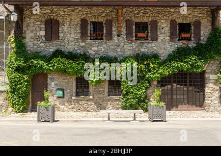 Fassade einer schönen Steinmauer mittelalterlichen Haus in Yvoire, Frankreich Stockfoto