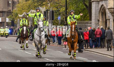 CARDIFF, WALES - NOVEMBER 2018: Montierte Polizei im Eskorte-Dienst, die am Tag eines internationalen Rugby-Spiels im Stadtzentrum von Cardiff reitet. Stockfoto