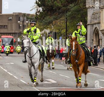 CARDIFF, WALES - NOVEMBER 2018: Montierte Polizei im Eskorte-Dienst, die am Tag eines internationalen Rugby-Spiels im Stadtzentrum von Cardiff reitet. Stockfoto