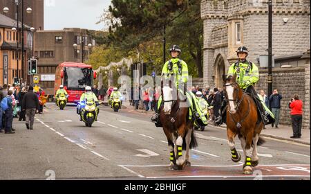 CARDIFF, WALES - NOVEMBER 2018: Montierte Polizei im Eskorte-Dienst, die am Tag eines internationalen Rugby-Spiels im Stadtzentrum von Cardiff reitet. Stockfoto