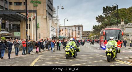 CARDIFF, WALES - NOVEMBER 2018: Polizei-Motorrad-Ausführer aus South Wales Polizei begleitet den walisischen Rugby-Mannschaftsbus durch die Straßen von Cardiff Stockfoto