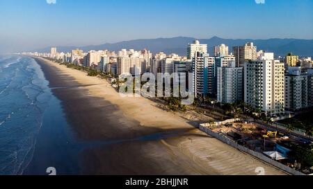 Sao Paulo, Sao Paulo, Brasilien. April 2020. Luftaufnahme der Strände in der Stadt Praia Grande, an der Südküste des Bundesstaates Sao Paulo. Aufgrund der Coronavirus-Pandemie Verbot das Rathaus den Menschen vorübergehend den Zugang zu den Stränden. (Bild: © Paulo LopesZUMA Wire) Stockfoto