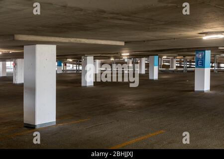 Detroit, Usa. April 2020. Detroit, Michigan - EIN Parkhaus an der Wayne State University ist leer. Die Universität ist wegen der Coronavirus-Pandemie geschlossen. Kredit: Jim West/Alamy Live News Stockfoto