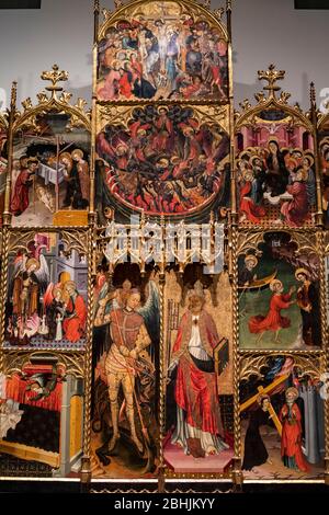 Gotische mittelalterliche Kunst im Nationalen Kunstmuseum von Katalonien, Maler Bernat Despuig und Jaume Cirera, Altarbild von San Miguel und San Pedro (1432-1433). Stockfoto