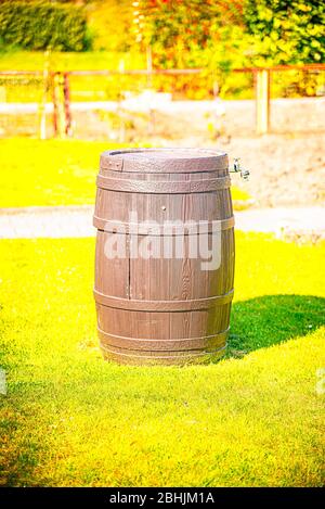 Holzfass im Garten Stockfoto