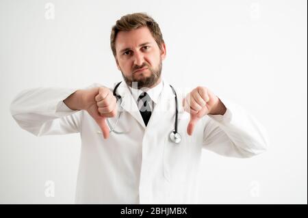 Porträt des männlichen Arztes mit Stethoskop in medizinischer Uniform, die doppelte Abneigung auf einem weißen isolierten Hintergrund zeigt Stockfoto