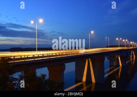 Beleuchtete Puppin-Brücke über die Donau bei Zemun Stockfoto