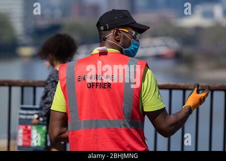 London, Großbritannien. April 2020. Coronavirus: Maskierte Polizeibeamte des Rates patrouillieren durch Greenwich Pier und verteilen Versammlungen, die größer als zwei sind, und solche, die nicht sichtbar in den laufenden Bemühungen zur Durchsetzung der aktuellen Coronavirus-Sammelbeschränkungen trainieren. Der Polizei wurden auch zusätzliche Befugnisse zur Durchsetzung der Sperrung gewährt - einschließlich der Ausgabe von Geldbußen vor Ort. Kredit: Guy Corbishley/Alamy Live News Stockfoto