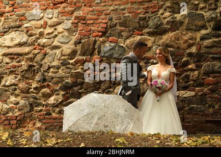 Braut und Bräutigam bei einem Fotoshooting in der malerischen Altstadt von Sibiu, Rumänien Stockfoto