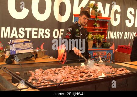 Junger Koch Kochen auf einer Straße in Sibiu, Rumänien Stockfoto