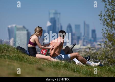 London, Großbritannien. April 2020. UK Wetter: Die Einheimischen genießen Greenwich Park während der Hitzewelle am Wochenende trotz der laufenden Covid-19 Sperrung. Kredit: Guy Corbishley/Alamy Live News Stockfoto