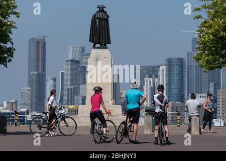 London, Großbritannien. April 2020. UK Wetter: Die Einheimischen genießen Greenwich Park während der Hitzewelle am Wochenende trotz der laufenden Covid-19 Sperrung. Kredit: Guy Corbishley/Alamy Live News Stockfoto