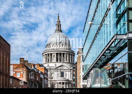 Wolken über der St. Paul's Cathedral in London, Großbritannien. St. Paul's Xathedral Dome in London Stockfoto