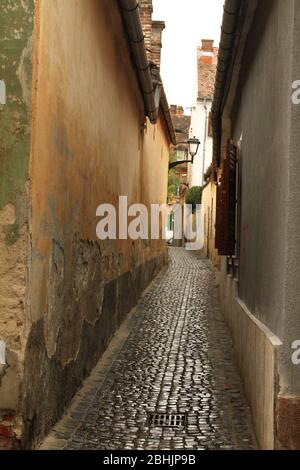 Sibiu, Rumänien. Schmaler Durchgang zwischen den mittelalterlichen Häusern in der Altstadt. Befestigungsanlagen im sächsischen Stil. Stockfoto