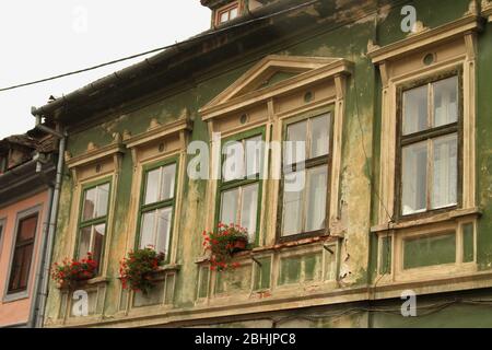 Fassade des Jahrhunderts alten Hauses in Sibiu, Rumänien Stockfoto