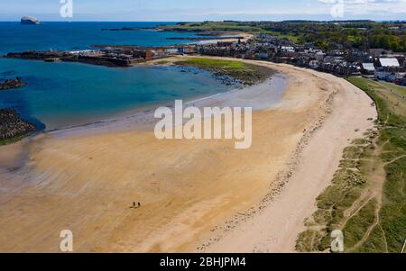 North Berwick, Schottland, Großbritannien. 26. April 2020. Blick auf den Strand in North Berwick mit sehr wenigen Menschen im Freien. Die Blockierung scheint in North Berwick ernst genommen zu werden, mit leeren Stränden und Straßen, die im letzten Monat normal sind. Eine Luftaufnahme des fast menschenleeren West Beach in North Berwick Iain Masterton/Alamy Live News Stockfoto