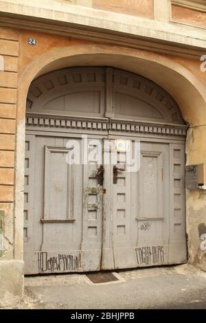 Sibiu, Rumänien. Große geschlossene Türen am Eingang in einem Innenhof. Befestigte Jahrhunderte alte sächsische Häuser. Stockfoto