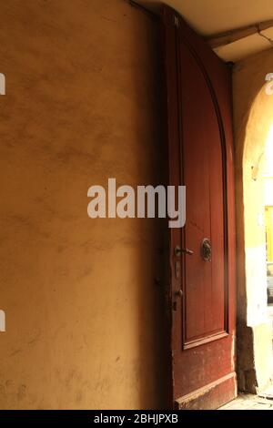 Sibiu, Rumänien. Große offene Türen am Eingang in einem Durchgang. Befestigte Jahrhunderte alte sächsische Häuser. Stockfoto