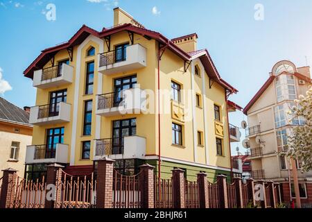 Neues mehrstöckiges Wohnhaus. Modernes Haus. Modernes Architekturdesign Stockfoto