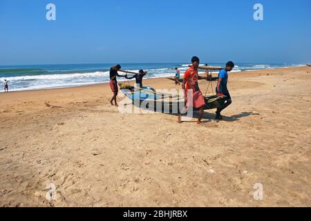 Fischer, die ihr Fischerboot zum Puri Strand fahren. Stockfoto