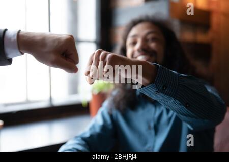Nahaufnahme von männlichen Freunden Begrüßung Treffen im Café Stockfoto