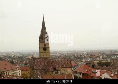 Sibiu, Rumänien. Blick über die Altstadt mit der St. Mary Lutheran Kathedrale aus dem 12. Jahrhundert im Zentrum. Stockfoto