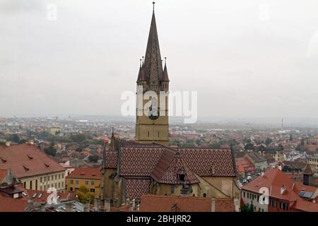 Sibiu, Rumänien. Blick über die Altstadt mit der St. Mary Lutheran Kathedrale aus dem 12. Jahrhundert im Zentrum. Stockfoto