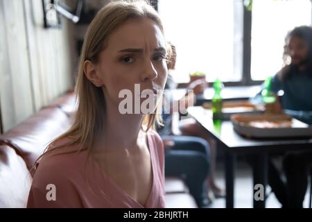 Gestresste Millennial Mädchen ausgestoßen sitzen allein im Café Stockfoto