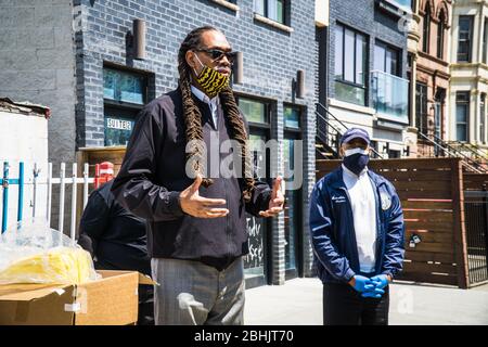 Eric Adams, Präsident des Stadtbezirks Brooklyn, und Robert Cornegy, Ratsmitglied, verteilen PPE an die freiwilligen Mitarbeiter von Bed-Stuy EMS. Stockfoto