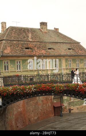 Sibiu, Rumänien. Frisch vermählte bei einer Fotosession auf der Brücke der Lügen in der Altstadt. Stockfoto