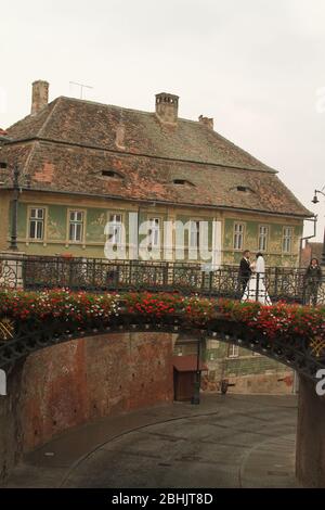 Sibiu, Rumänien. Frisch vermählte bei einer Fotosession auf der Brücke der Lügen in der Altstadt. Stockfoto