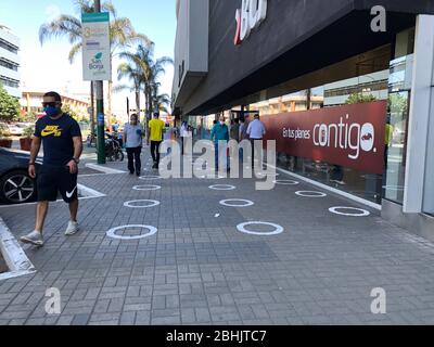 LIMA, PERU - APR 20. 2020: Menschen, die die physische und soziale Distanz in der Quarantäne in der Stadt Lima, Peru Stockfoto