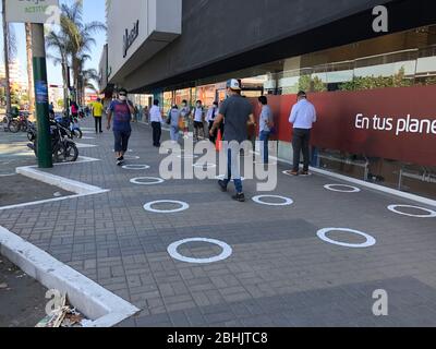 LIMA, PERU - APR 20. 2020: Menschen, die die physische und soziale Distanz in der Quarantäne in der Stadt Lima, Peru Stockfoto