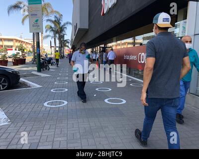 LIMA, PERU - APR 20. 2020: Menschen, die die physische und soziale Distanz in der Quarantäne in der Stadt Lima, Peru Stockfoto